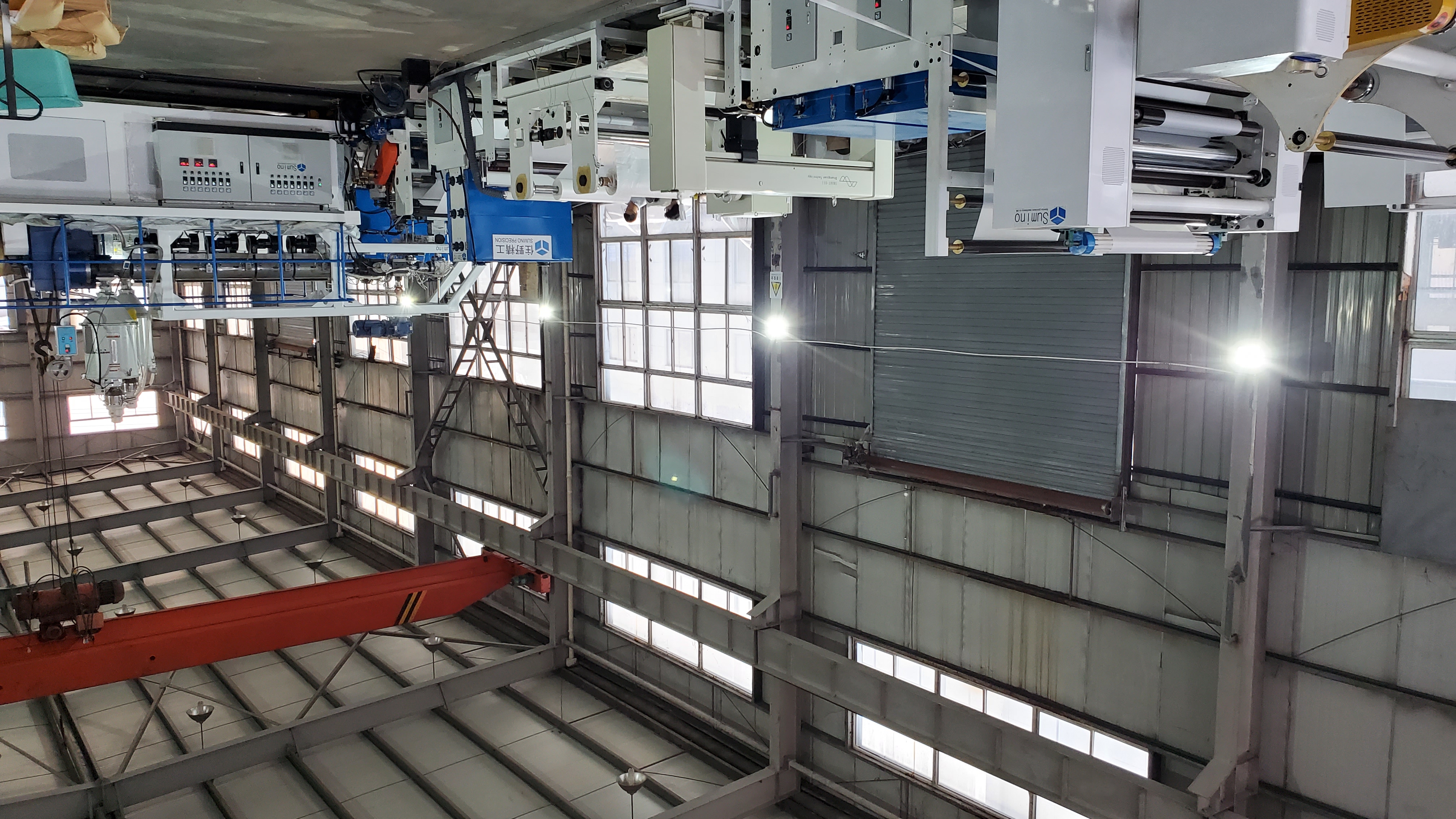 客戶生產現場-多層共擠三合一淋膜機（jī）